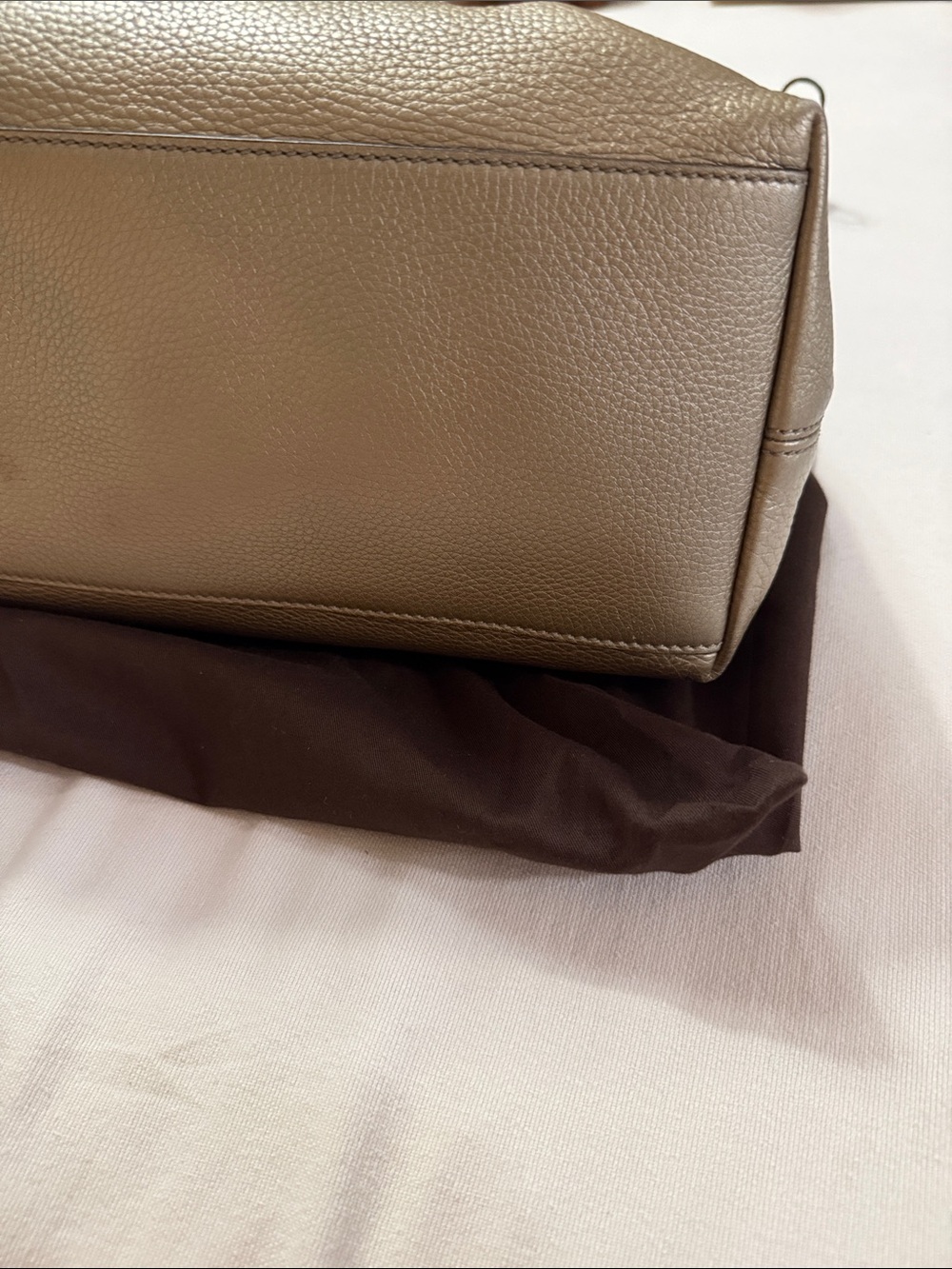 Gucci Metallic Taupe Leather Shoulder Bag with Tassel - Picture 3 of 11